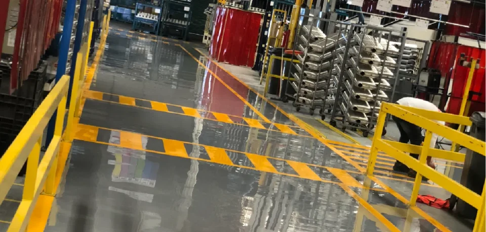 Proyamar-proyecto-Aplicación-de-pisos-epóxicos-en-pasillos