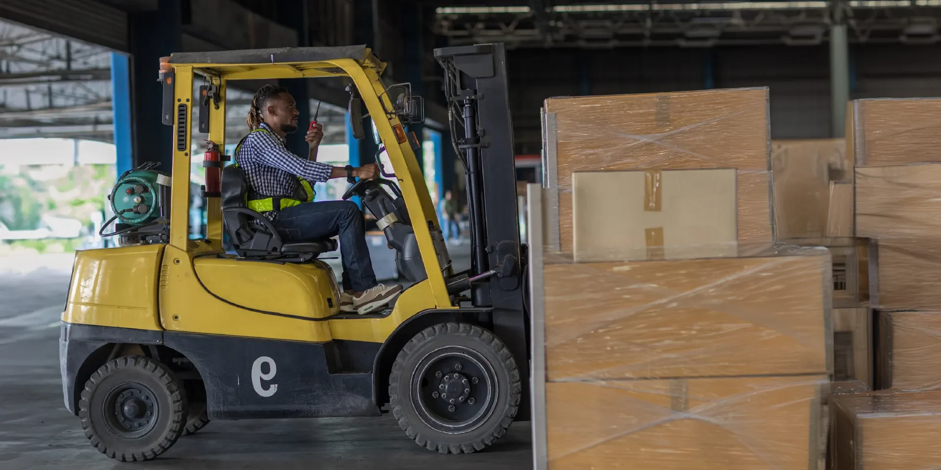 Proyamar-servicios-obras-civil-Maniobras-con-montecargas-02